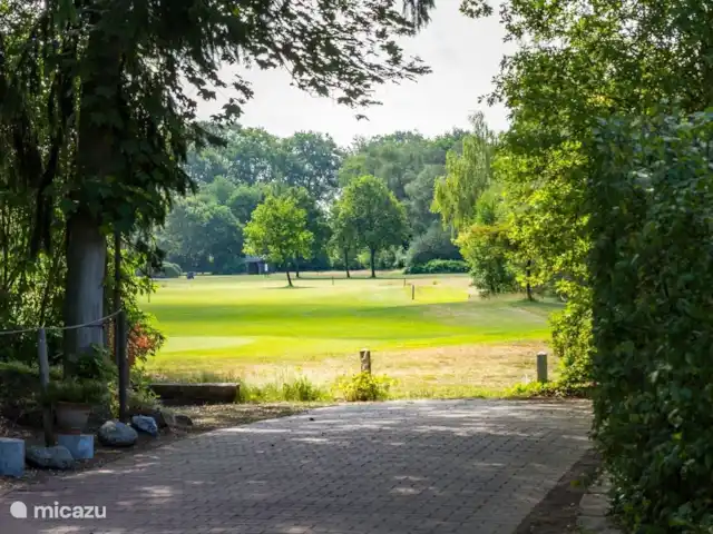 aan de rand van de Golfbaan